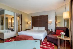 曼谷阿索克希尔顿酒店 - Hilton Bangkok Grande Asoke客房内的一张或多张床位