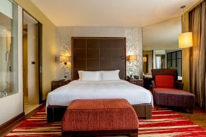 曼谷阿索克希尔顿酒店 - Hilton Bangkok Grande Asoke客房内的一张或多张床位