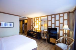 TV a/nebo společenská místnost v ubytování The Tarntawan Hotel Surawong Bangkok