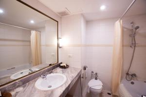 Koupelna v ubytování The Tarntawan Hotel Surawong Bangkok