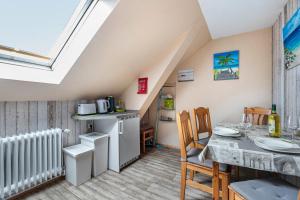 une cuisine et une salle à manger avec une table et une fenêtre dans l'établissement Ferienwohnung am Töschenbach, à Hennstedt