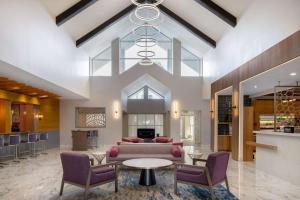 Posezení v ubytování DoubleTree Suites by Hilton Mount Laurel