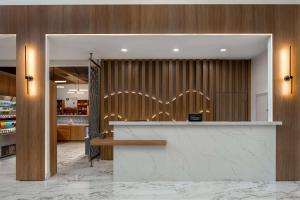 Ο χώρος του λόμπι ή της ρεσεψιόν στο DoubleTree Suites by Hilton Mount Laurel