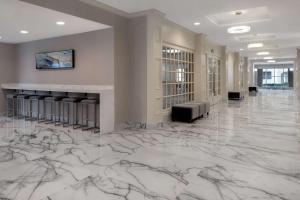 Ο χώρος του λόμπι ή της ρεσεψιόν στο DoubleTree Suites by Hilton Mount Laurel