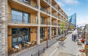 persone che camminano per strada di fronte a un edificio di Nice Apartment In Aarhus C a Arhus