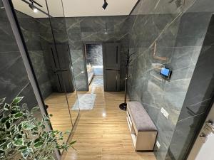 Ένα μπάνιο στο RentNow New Lux Business Apartment in the Center +111 φωτογραφίες
