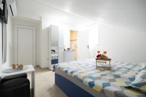 una camera da letto con un letto e un tavolo sopra di Adriatic Guest House Milić - Summer Rooms a Gornji Karin (Carino) Altre 38 foto