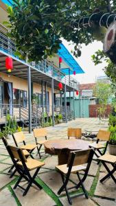 a picnic table and chairs in front of a building at Đại Ngàn Homestay in Kon Von Kla