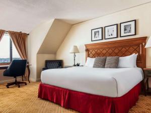 Postel nebo postele na pokoji v ubytování Fairmont Tremblant