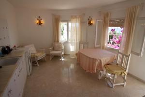 Posezení v ubytování Bellevue - sea view holiday home with private pool in Benissa