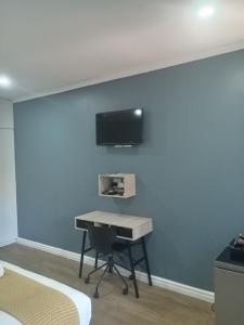 Μια τηλεόραση ή/και κέντρο ψυχαγωγίας στο Purple Steps Guest House