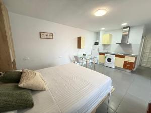 une chambre avec un grand lit et une cuisine dans l'établissement Agi Peater Center, à Roses