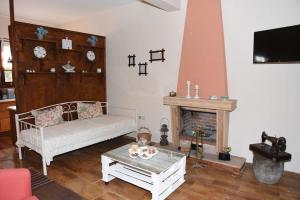 Ένα ή περισσότερα κρεβάτια σε δωμάτιο στο Cozy Rustic Studio In Neohori