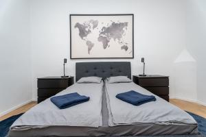 Una cama o camas en una habitación de Ghetto Wall - Gozsdu Court Le Chat Noir 34 fotos más