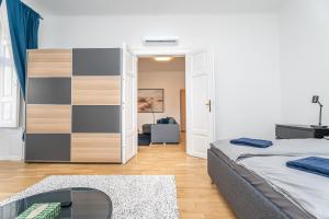 Una cama o camas en una habitación de Ghetto Wall - Gozsdu Court Le Chat Noir