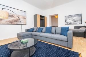 Un lugar para sentarse en Ghetto Wall - Gozsdu Court Le Chat Noir