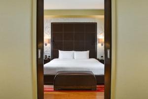 曼谷阿索克希尔顿酒店 - Hilton Bangkok Grande Asoke客房内的一张或多张床位