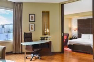 曼谷阿索克希尔顿酒店 - Hilton Bangkok Grande Asoke客房内的一张或多张床位