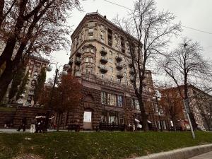a large brick building with a lot of windows at Kyiv Khreschatyk 27 Apartment in Kyiv