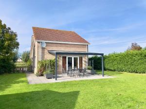 布雷斯肯斯Kustverhuur, Park Scheldeveste Schelde 007的房屋设有带桌椅的庭院