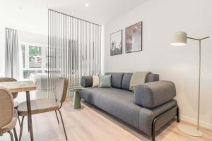 un soggiorno con un divano e un tavolo di Limehome Madrid Calle de Juan Hurtado de Mendoza a Madrid