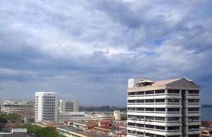 uma cidade com edifícios altos e um céu nublado em Kinabalu Daya Hotel em Kota Kinabalu