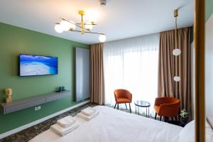 a hotel room with a bed and two chairs at RUTA 85 Hotel Restaurant in Iugani