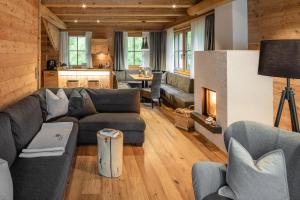 Posezení v ubytování Valsegg Chalets Südtirol - luxury and private hideaway