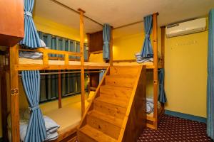 Letto o letti a castello in una camera di Thamel Heritage Hostel