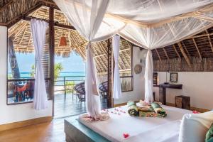 Postel nebo postele na pokoji v ubytování Sunshine Azure Zanzibar Beach Hotel