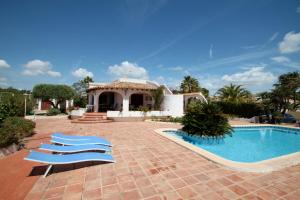 モライラにあるEl Barraco - sea view villa with private pool in Morairaの椅子2脚とスイミングプール付きの家