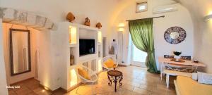 A television and/or entertainment centre at Stellaris Suite con Jacuzzi Vista Mare