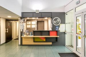 Kuchyň nebo kuchyňský kout v ubytování B&B HOTEL Béziers