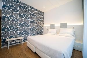 A bed or beds in a room at Hotel Majestic