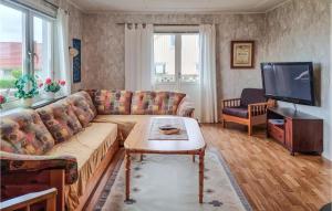 un soggiorno con un divano e una TV di 2 Bedroom Lovely Apartment In Kungshamn a Kungshamn