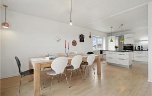 Η κουζίνα ή μικρή κουζίνα στο Lovely Home In Hvide Sande With Wifi