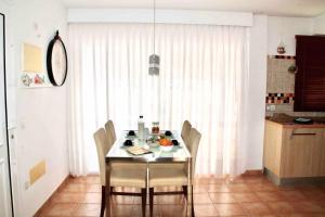 Kuchnia lub aneks kuchenny w obiekcie Gran terraza 1 minuto de las piscinas naturales