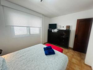 Łóżko lub łóżka w pokoju w obiekcie Gran terraza 1 minuto de las piscinas naturales