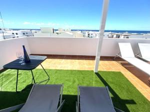 Balkon lub taras w obiekcie Gran terraza 1 minuto de las piscinas naturales