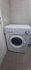 Una lavadora blanca en un rincón de una habitación. en Puerto del Carmen, Near Beach, Fast wifi, Pool, en Puerto del Carmen