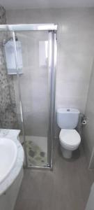 Un baño con ducha, inodoro y lavabo. en Puerto del Carmen, Near Beach, Fast wifi, Pool, en Puerto del Carmen