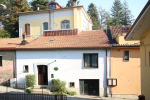une maison blanche avec un toit rouge dans l'établissement Le Stanze dei Nonni, à Avellino