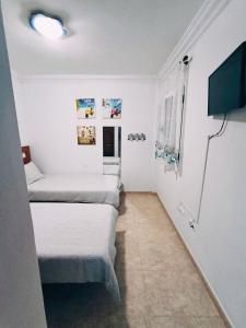 カレタ・デ・ファマラにあるfamara surf wifiの部屋にベッドが3つある部屋