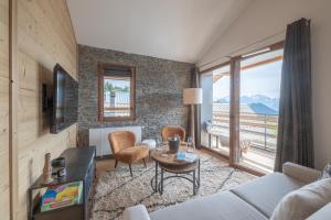 ein Wohnzimmer mit Sofa und Tisch in der Unterkunft Alpe d'Huez Houses - Chez Emma - Fermes de l'Alpe - du cachet dans le vieil Alpe in L'Alpe-d'Huez