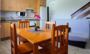 Una cocina y un comedor con mesa y sillas de madera. en House Loma Gomera in San Sebastian, en San Sebastián de la Gomera 11 fotos más