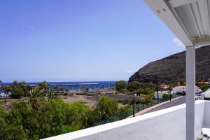 una vista de la playa desde el balcón de una casa en House Loma Gomera in San Sebastian, en San Sebastián de la Gomera