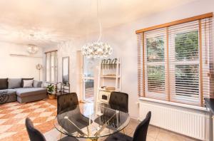 a living room with a glass table and chairs at Domek blisko plazy in Świnoujście