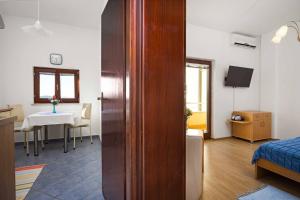 Televízia a/alebo spoločenská miestnosť v ubytovaní Apartments Kaina