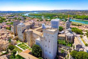 Γενική άποψη της πόλης Uchaux ή θέα της πόλης από  αυτό το διαμέρισμα