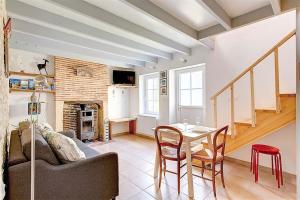 ein Wohnzimmer mit Sofa und Tisch in der Unterkunft Charmante maison proche Amboise in Pocé-sur-Cisse